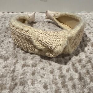 Cream headband size 8 to 10 years old. Perfect conditions. Beautiful and new